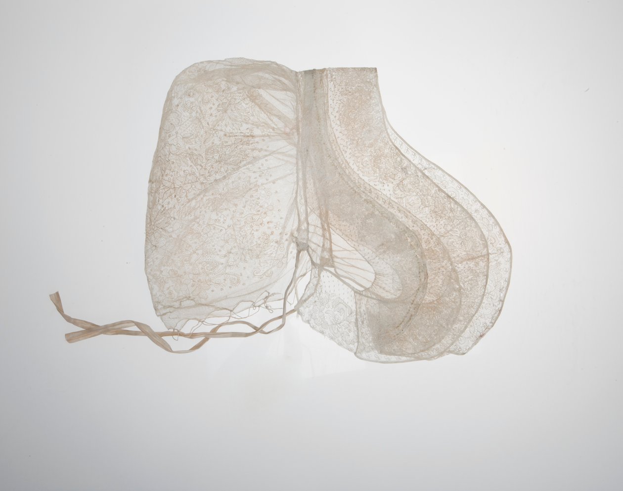 Hochzeitsbonnet von Miss A. Pillsbury von A. A. Pillsbury