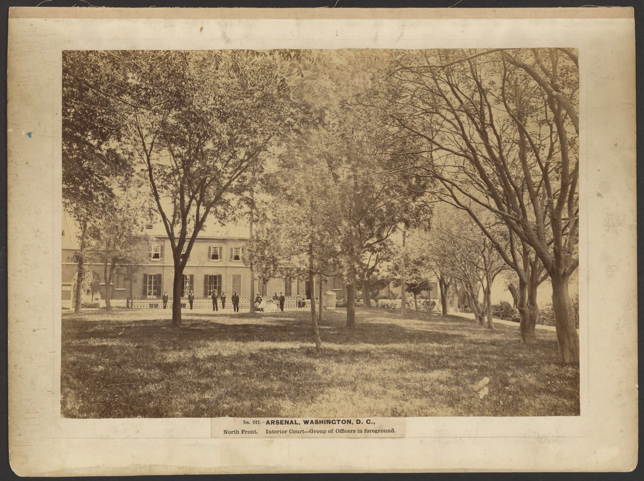 Nr. 242. Arsenal, Washington, D.C., Nordfront. Innenhof. Gruppe von Offizieren im Vordergrund. von A.J. Russell