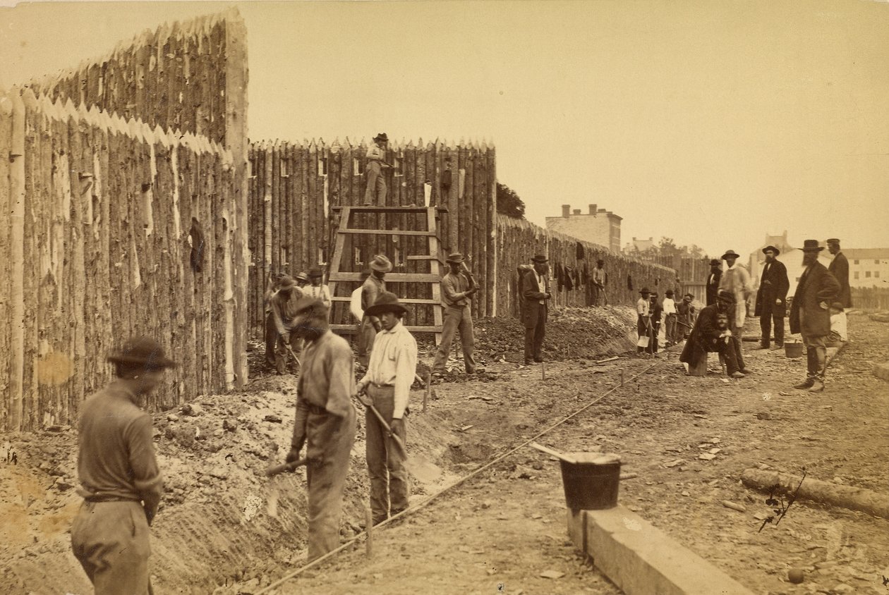 [Palisade gebaut von General Haupt zum Schutz von Regierungseigentum, Orange & Alexandria R.R., Alexandria, Virginia] von A.J. Russell