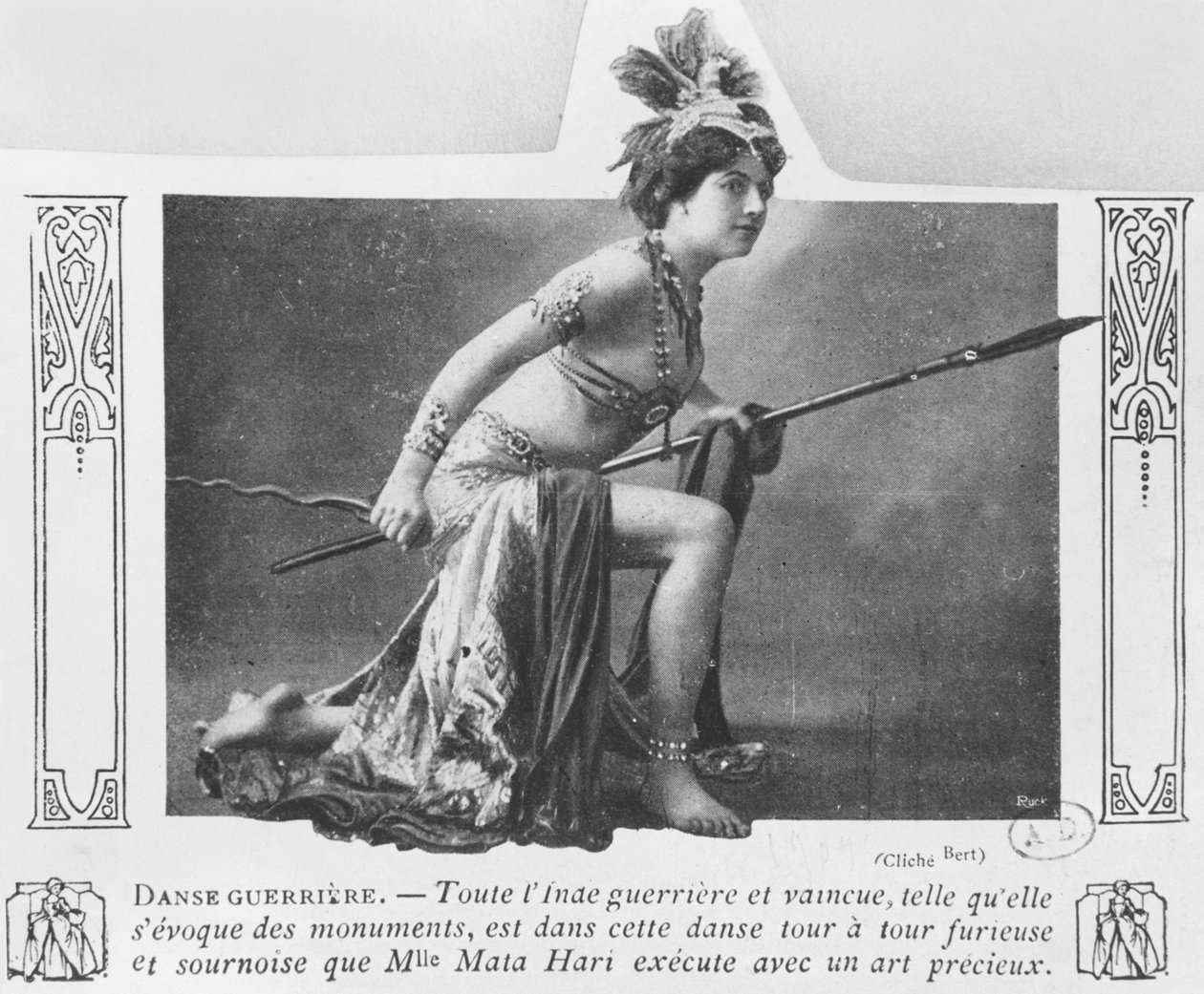 Mata Hari in einem Kriegstanz, frühes 20. Jahrhundert von A. Bert