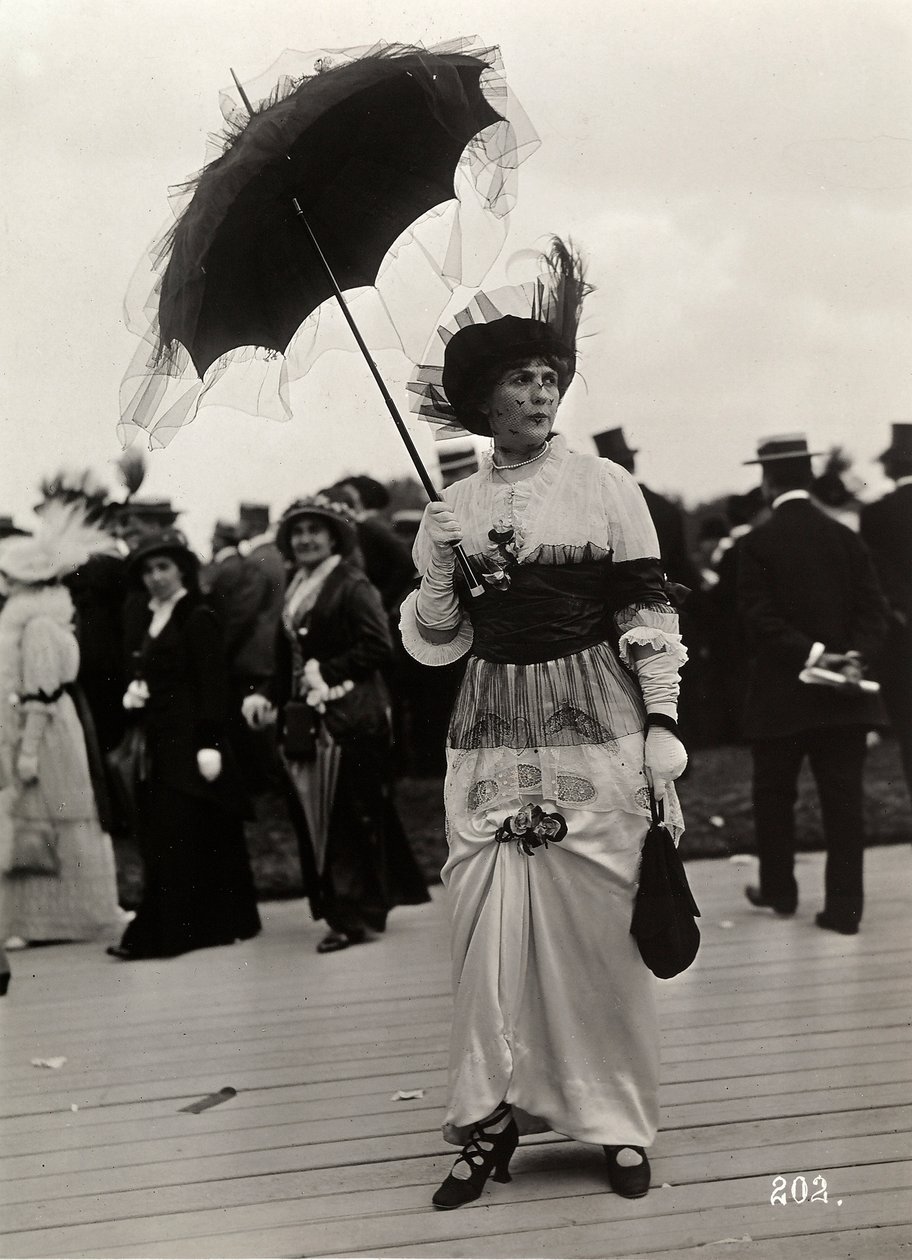 Mode bei den Rennen: eine weibliche Zuschauerin bei der Journée des drags, Auteuil, Frankreich von A. Calavas