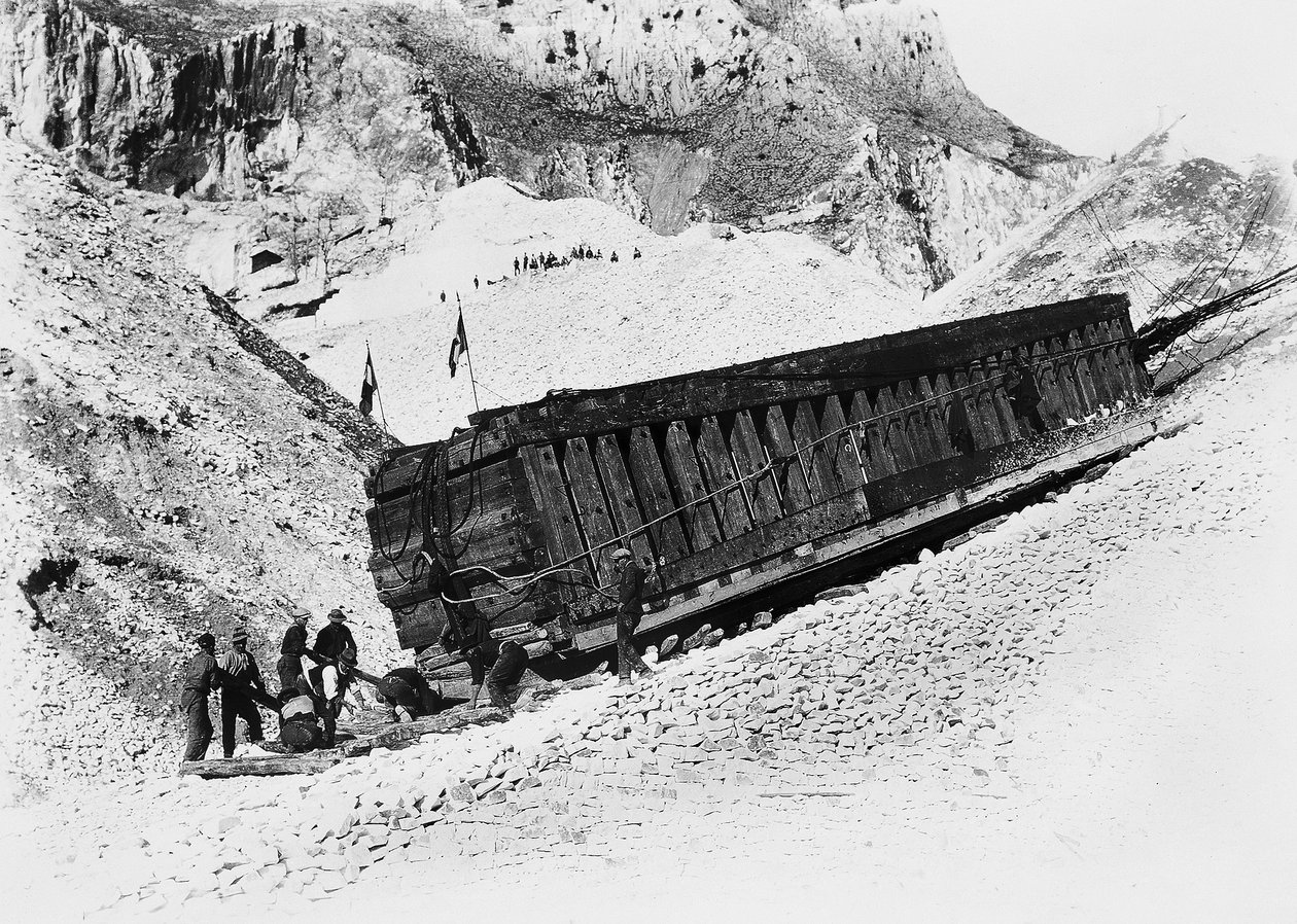 Apuanische Alpen (Carrara). Monolithen werden auf Schlitten in den Steinbrüchen transportiert (s/w Foto) von A. Corsini