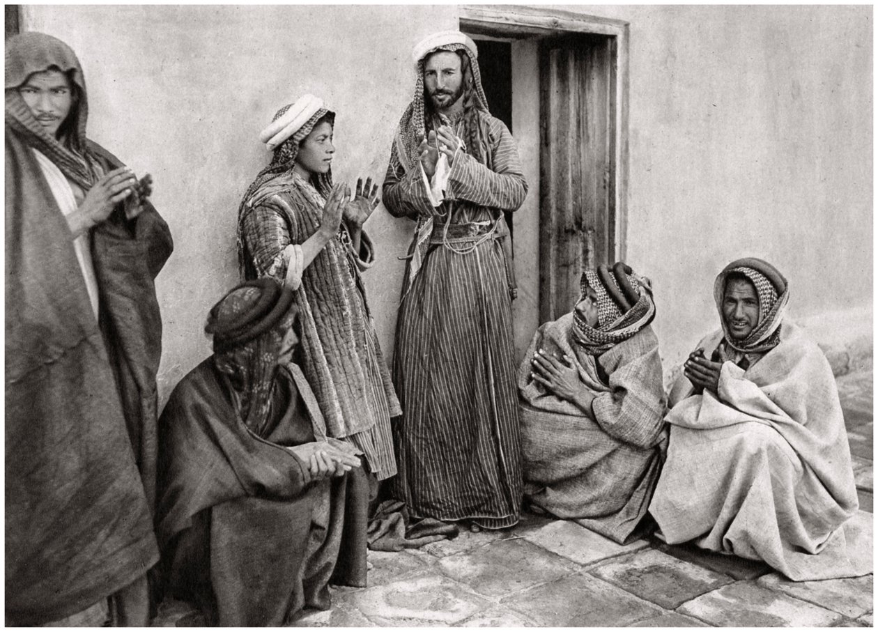 Ein Mullah lehrt einem jungen Mann ein Gebet, Irak, 1925 von A. Kerim