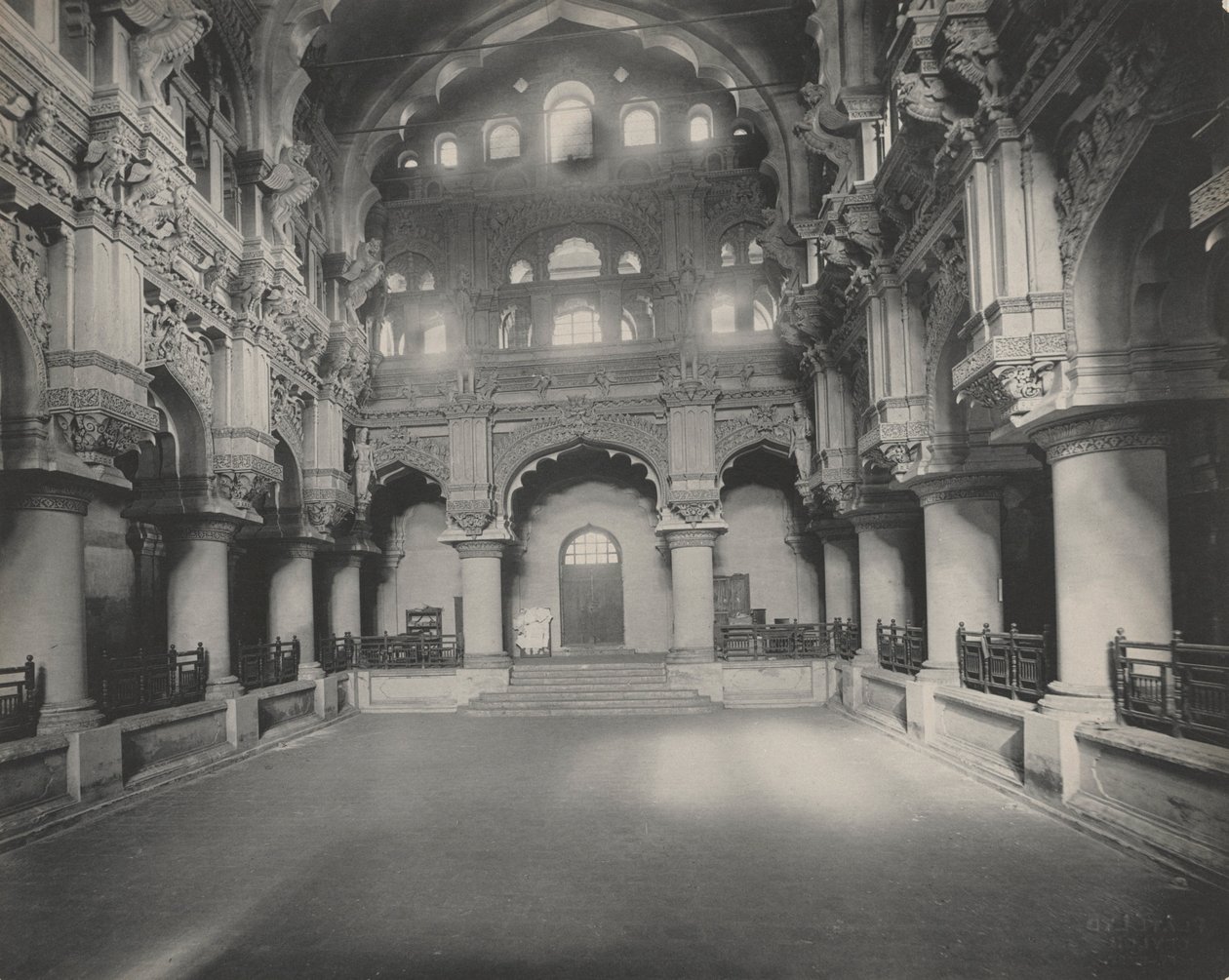 Eingang zum Torumal Paiks Palast von A. W. A. Plâté Studio