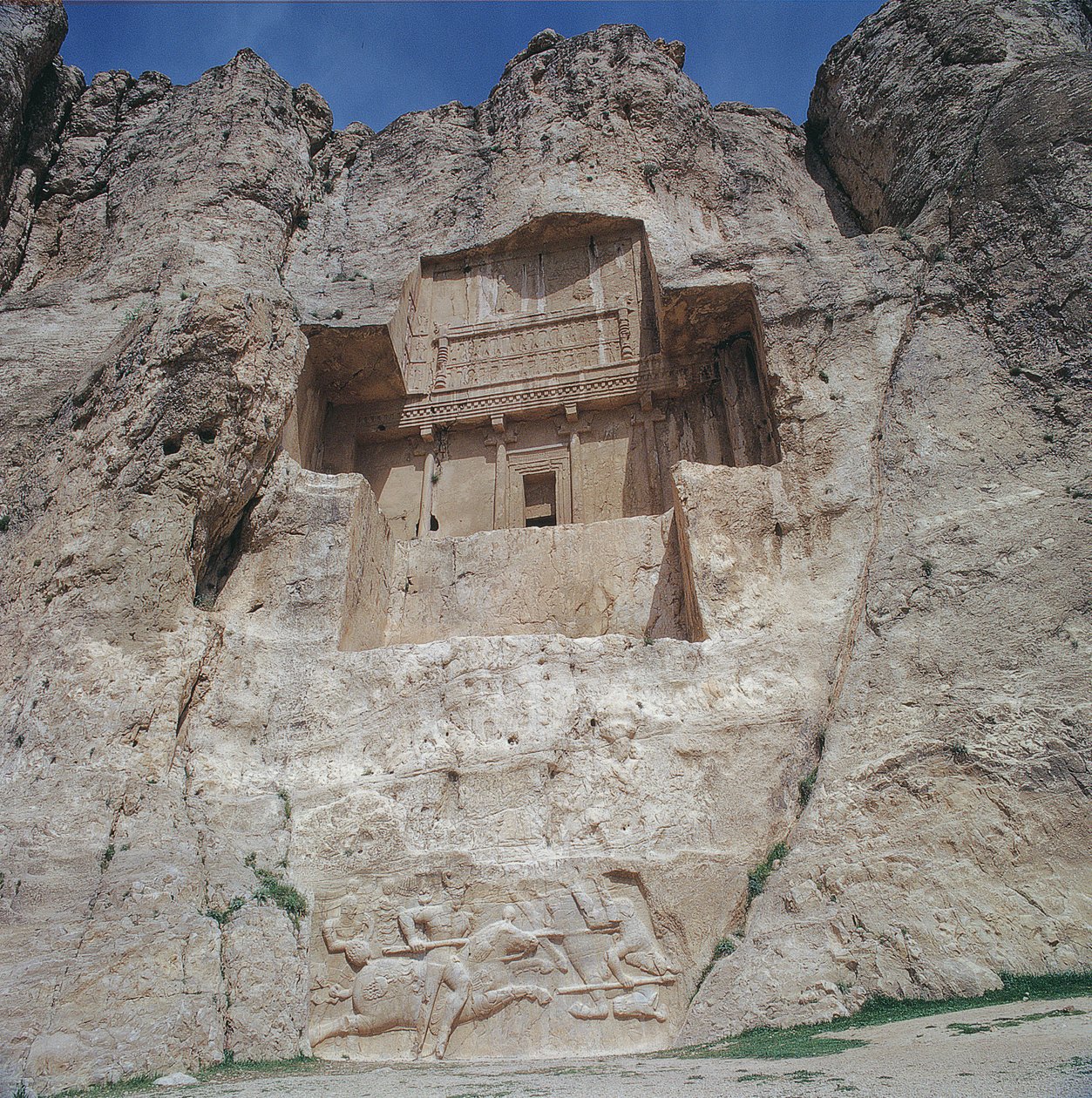 Das Felsengrab von Artaxerxes I., ca. 466-464 v. Chr., mit einem sasanidischen Relief darunter, das den Sieg von Shapur I. über die Römer darstellt von Achaemenid