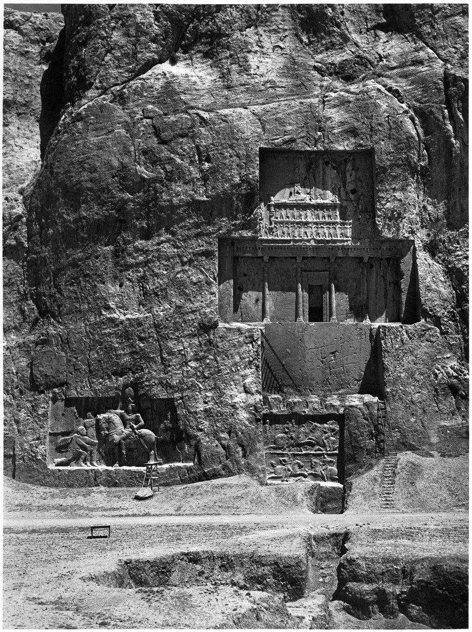 Das in den Fels gehauene Grab von Artaxerxes I., ca. 466-464 v. Chr., mit einem sasanidischen Relief darunter, das den Sieg von Shapur I. über die Römer darstellt von Achaemenid
