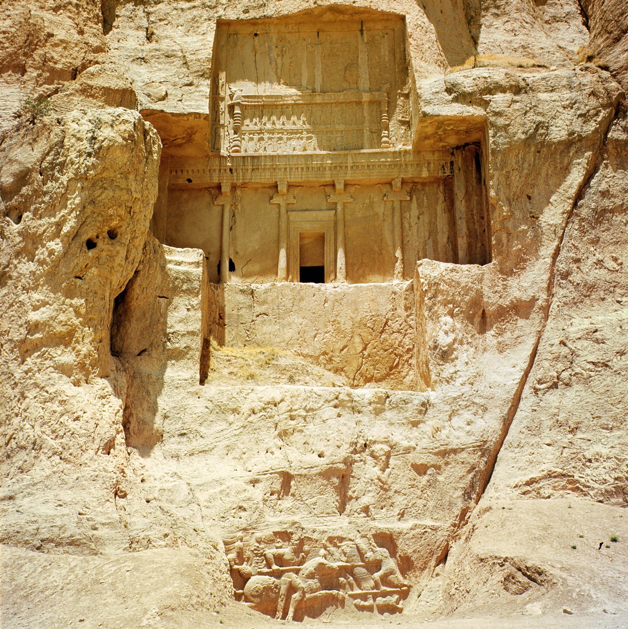 Das in den Fels gehauene Grab von Artaxerxes I., um 466-464 v. Chr., mit einem sasanidischen Relief darunter, das den Sieg von Shapur I. über die Römer darstellt von Achaemenid