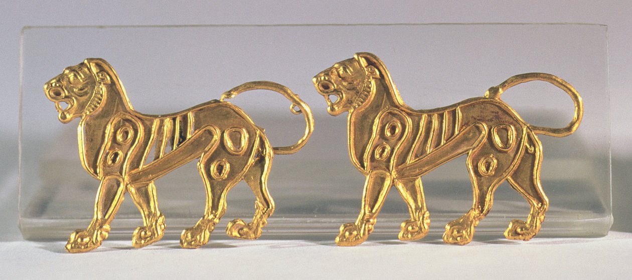 Zwei Löwensequenzen, die auf zeremonielle Roben genäht wurden, aus Hamadan, ca. 5.-4. Jahrhundert v. Chr. von Achaemenid