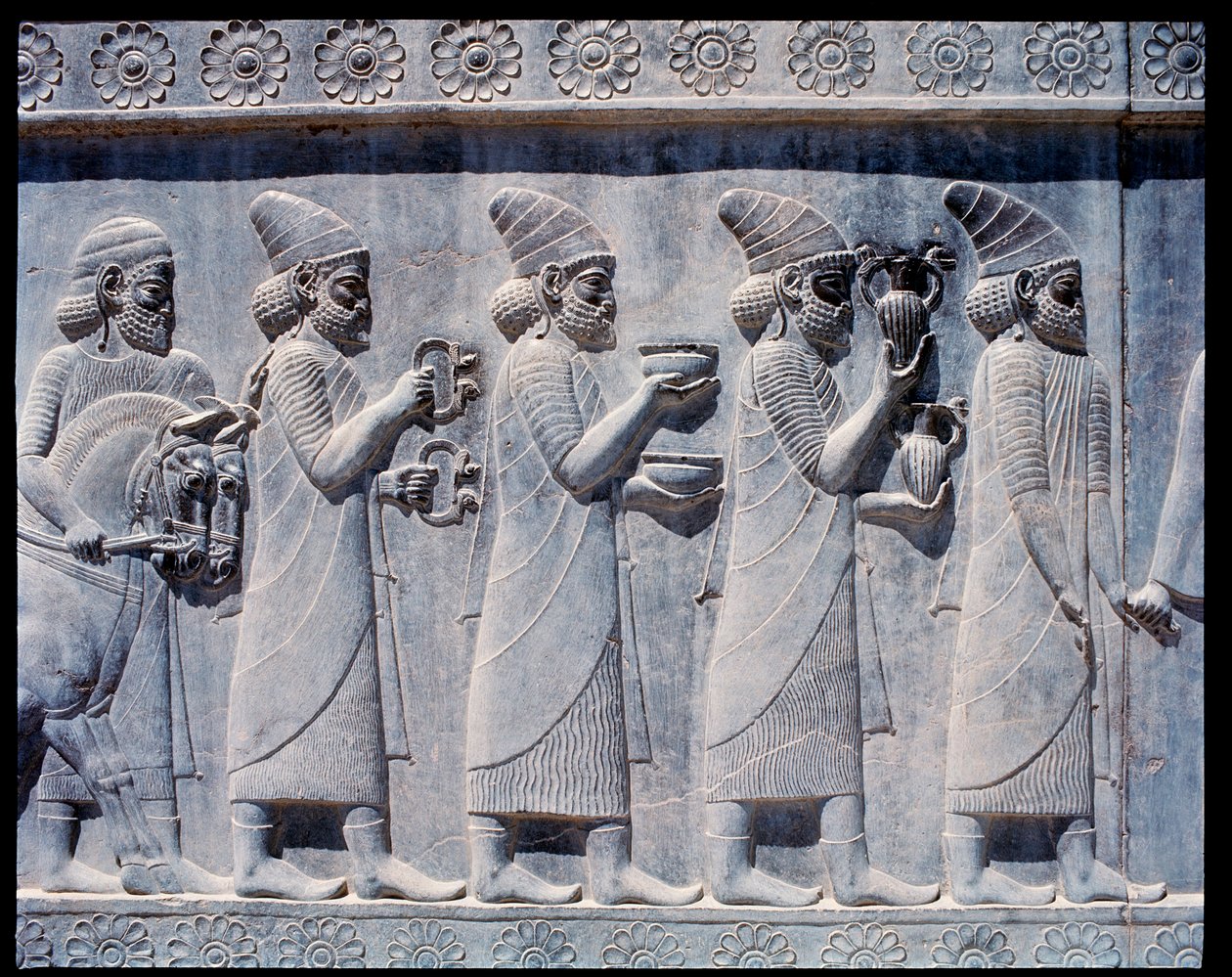 Ansicht der Reliefs der östlichen Treppen: Assyrische Botschafter bringen Gaben und Geschenke von Achaemenid