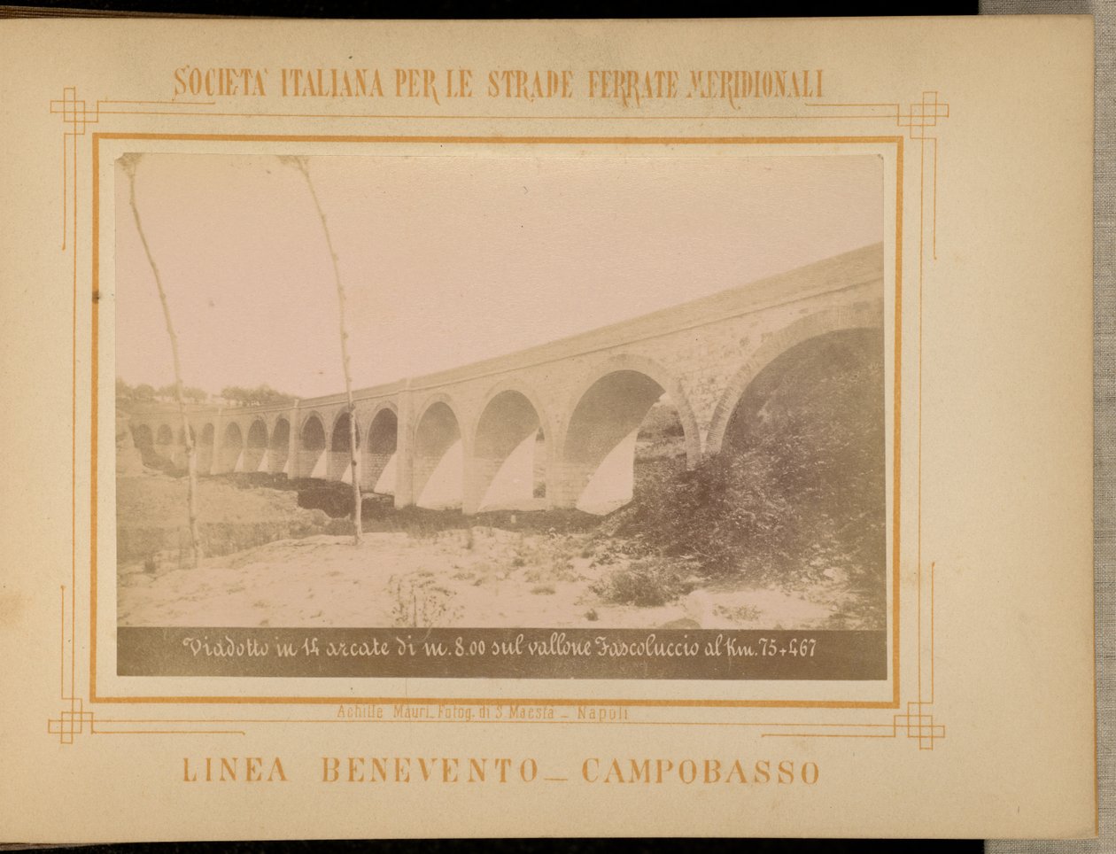 Viadukt in 14 Bögen von 8,00 Metern über das Fascoluccio-Tal bei Kilometer 75 + 467 von Achille Mauri