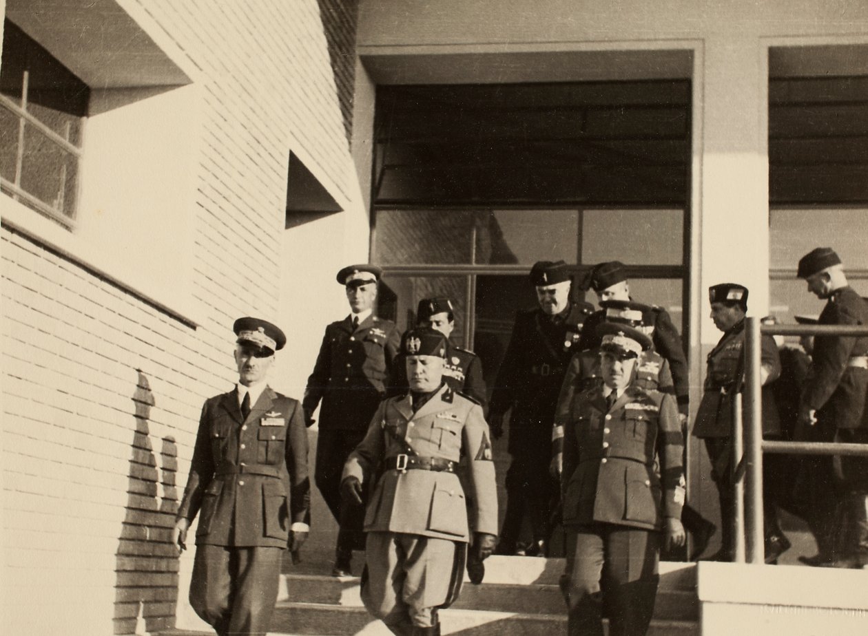 Einweihung der Gebäude des Königlichen Flughafens "Fausto Pesci" in Bologna, erbaut von der Firma Mauro Toschi fu Ulisse, in Anwesenheit des Duce Benito Mussolini, 24/10/1936 (s/w Foto) von Achille Villani