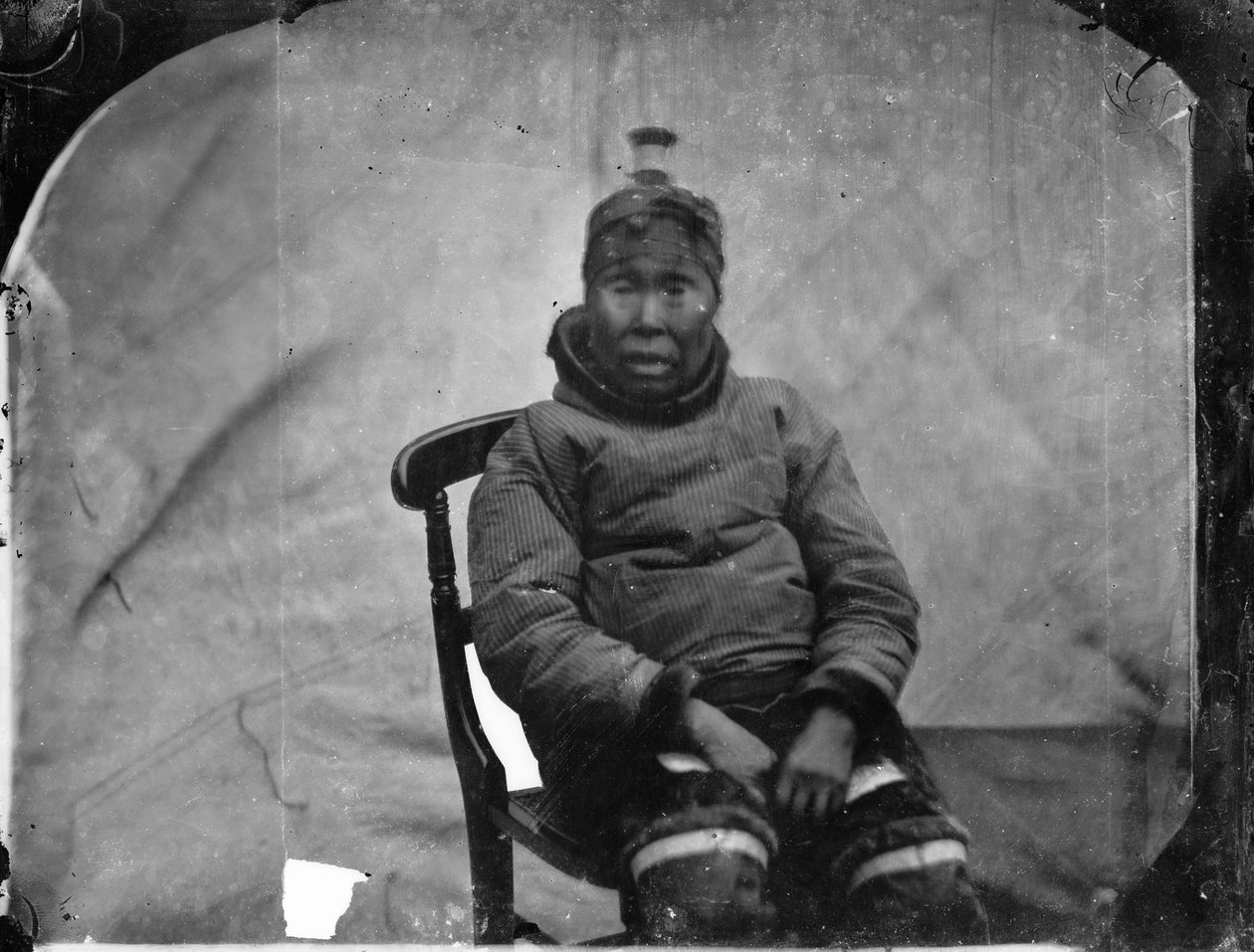 Eine ältere Inuk-Frau, die auf einem Stuhl sitzt von Admiral Edward Augustus Inglefield