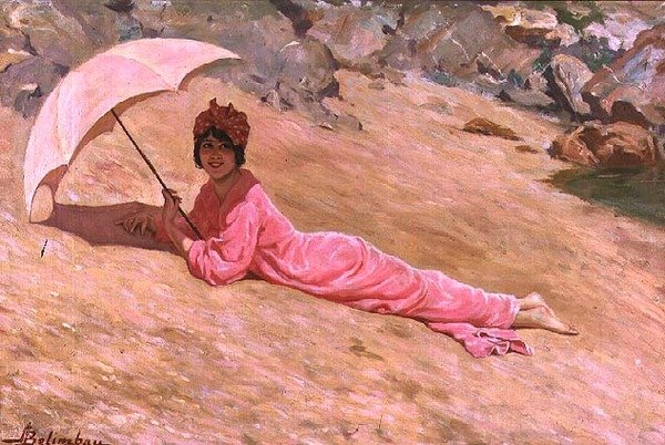 Mädchen, das am Strand mit einem rosa Sonnenschirm liegt von Adolfo Belimbau