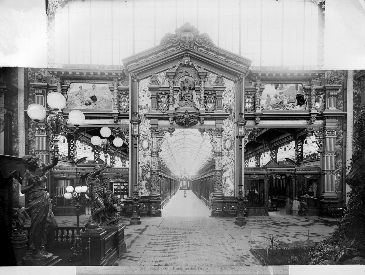 Portikus des Stoffes auf der Weltausstellung von 1889 in Paris von Adolphe Giraudon