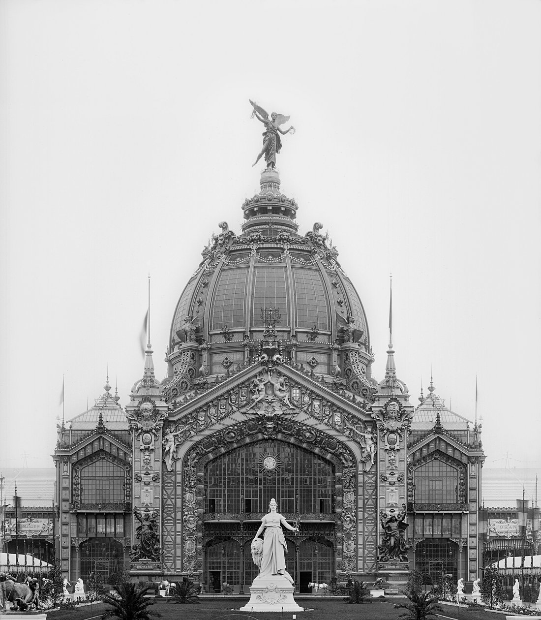 Ansicht der zentralen Kuppel, Weltausstellung, Paris, 1889 von Adolphe Giraudon