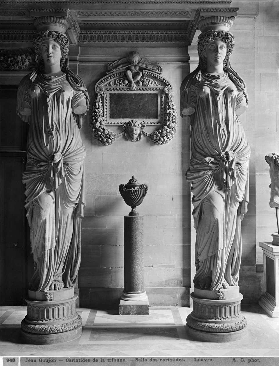 Ansicht von zwei Karyatiden aus der Karyatiden-Tribüne im Louvre-Museum, späte 19. Jahrhundert von Adolphe Giraudon
