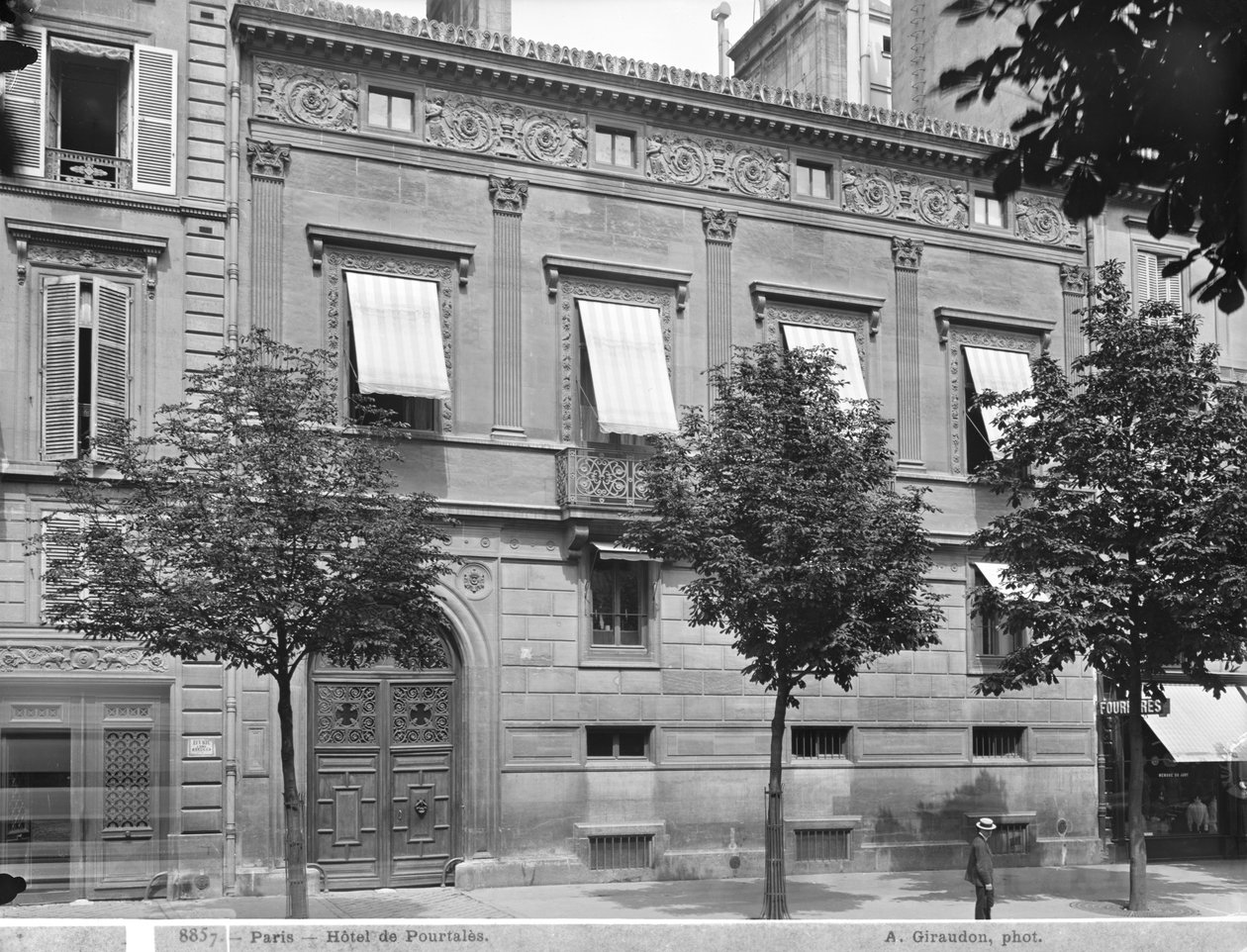 Hotel de Pourtales, Fassade, spätes 19. Jahrhundert - frühes 20. Jahrhundert von Adolphe Giraudon