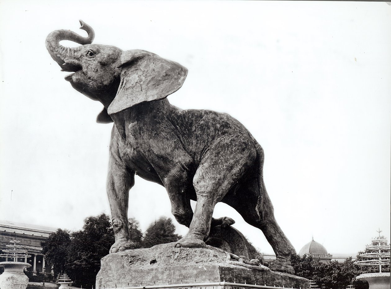 Junger Elefant in einer Falle (1878) von Emmanuel Fremiet (1824-1910) vor dem Trocadero-Palast, gebaut für die Weltausstellung (1878), Paris, 1888 von Adolphe Giraudon