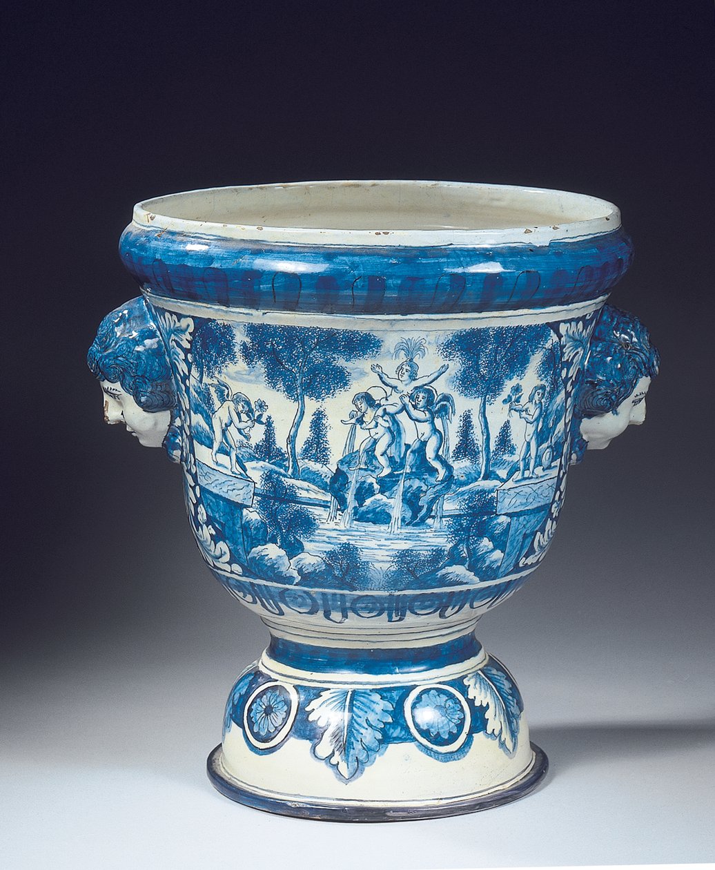 Große Delfter blau-weiße mythologische Gartenurne im Barockstil, ca. 1700 von Adriaen (fl.1868 d.1701) (attr.to) Kocks