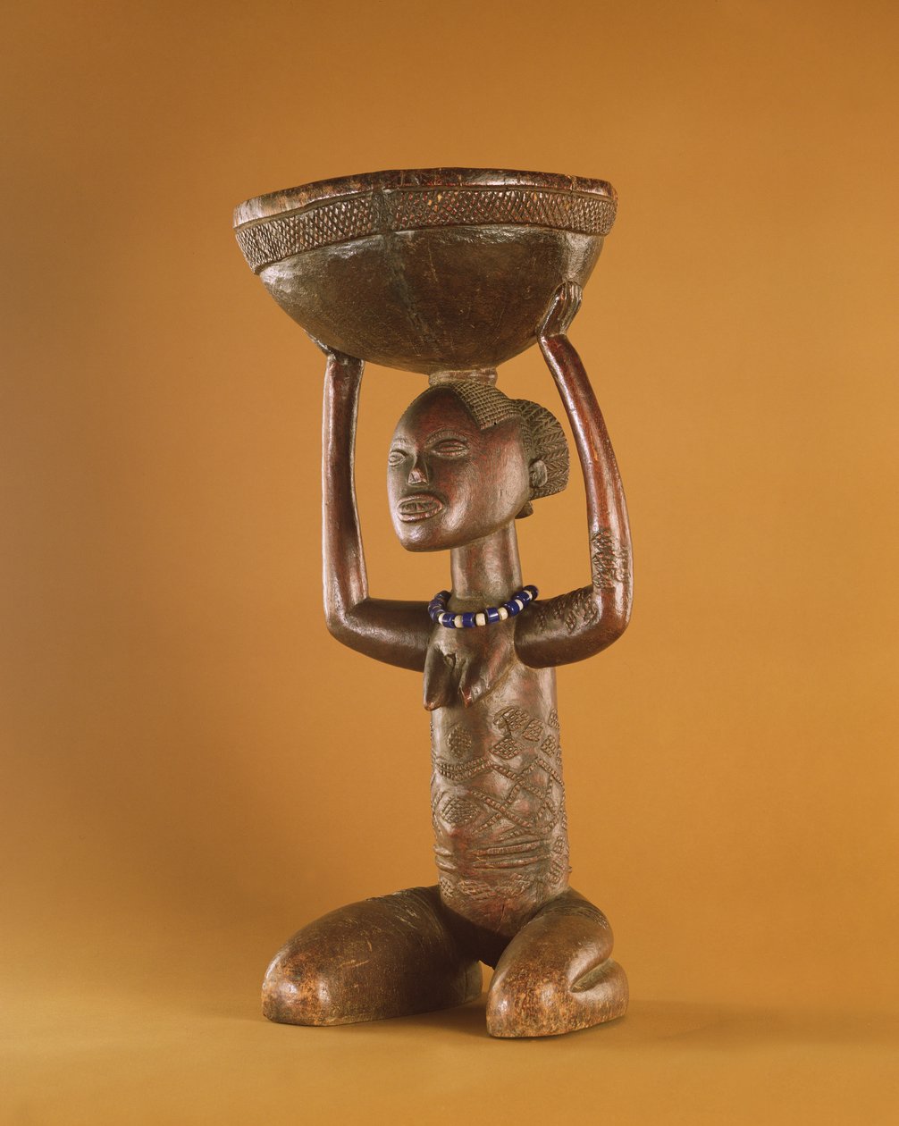 Hocker mit kniender weiblicher Karyatide, Demokratische Republik Kongo (Holz und Glasperlen) von African