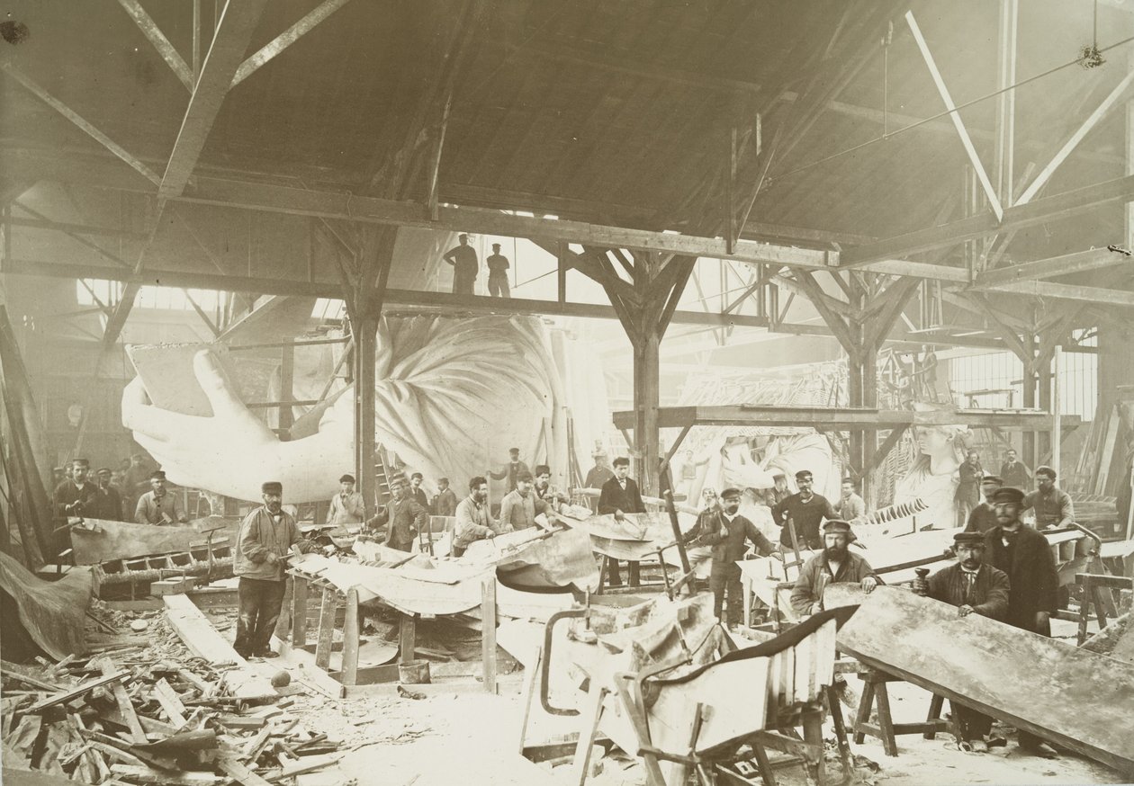 Männer in einer Werkstatt, die Kupferplatten für den Bau der Freiheitsstatue hämmern, 1883 von Albert Fernique