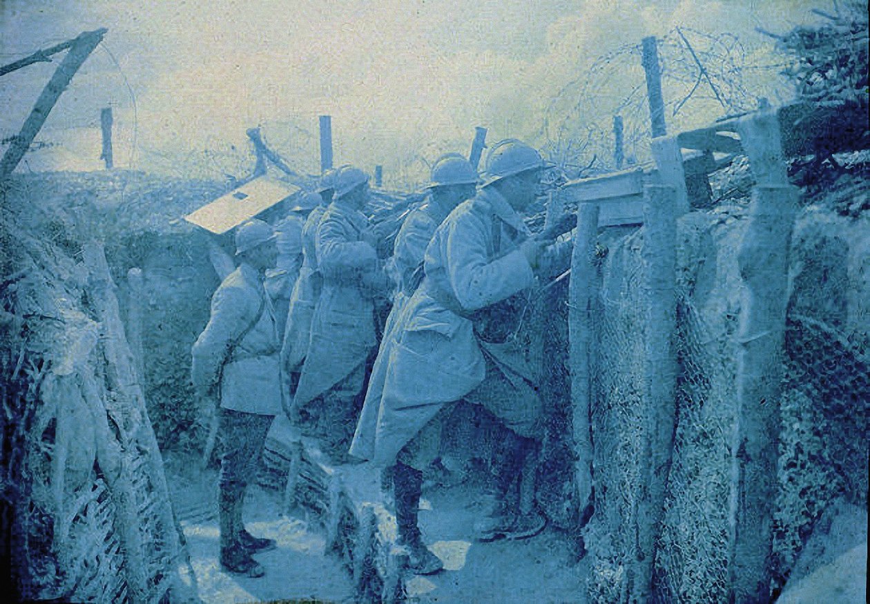 Ein französischer Horchposten: Soldaten in einem Schützengraben an der Westfront, Frankreich, 1916 von Albert Samama Chikli