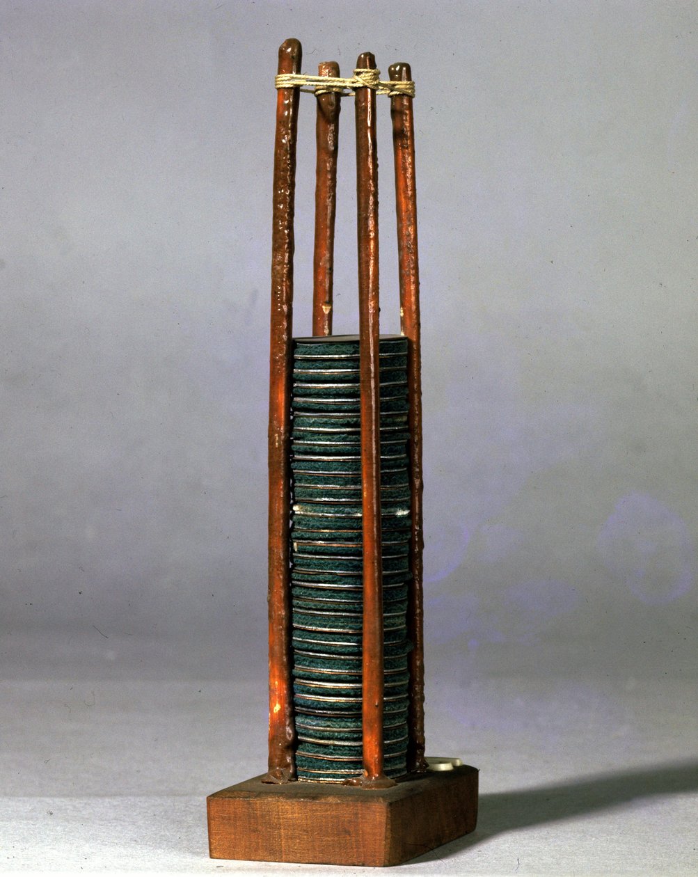 Die Batterie von Alessandro (Alexander) Volta. Museum für Wissenschaft und Technologie, Mailand von Alessandro Volta
