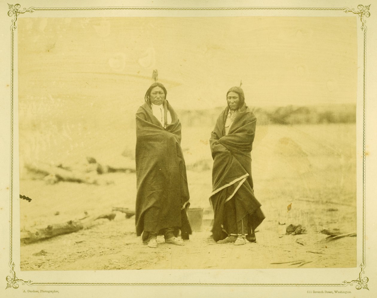 Spotted Tail und Fast Bear, 1868 (Albuminabzug) von Alexander Gardner