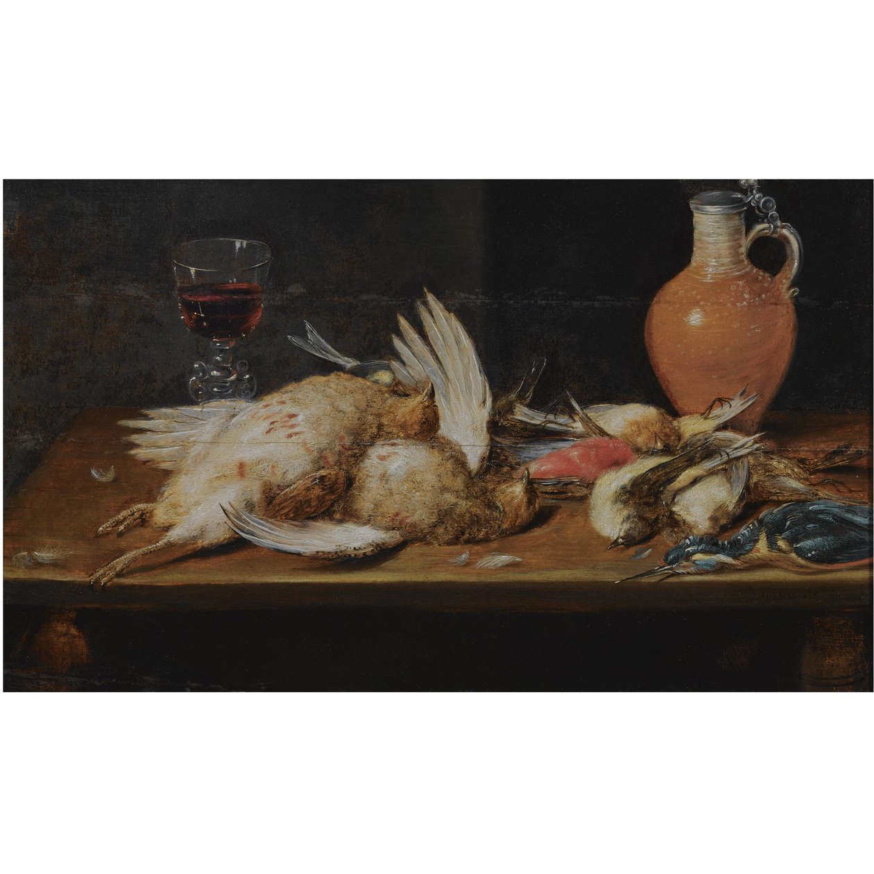Ein Stillleben mit einem Rotkehlchen, einem Eisvogel, Rebhühnern und Singvögeln, alle auf einem Holztisch, zusammen mit einem Glas und einem irdenen Krug von Alexander Adriaenssen