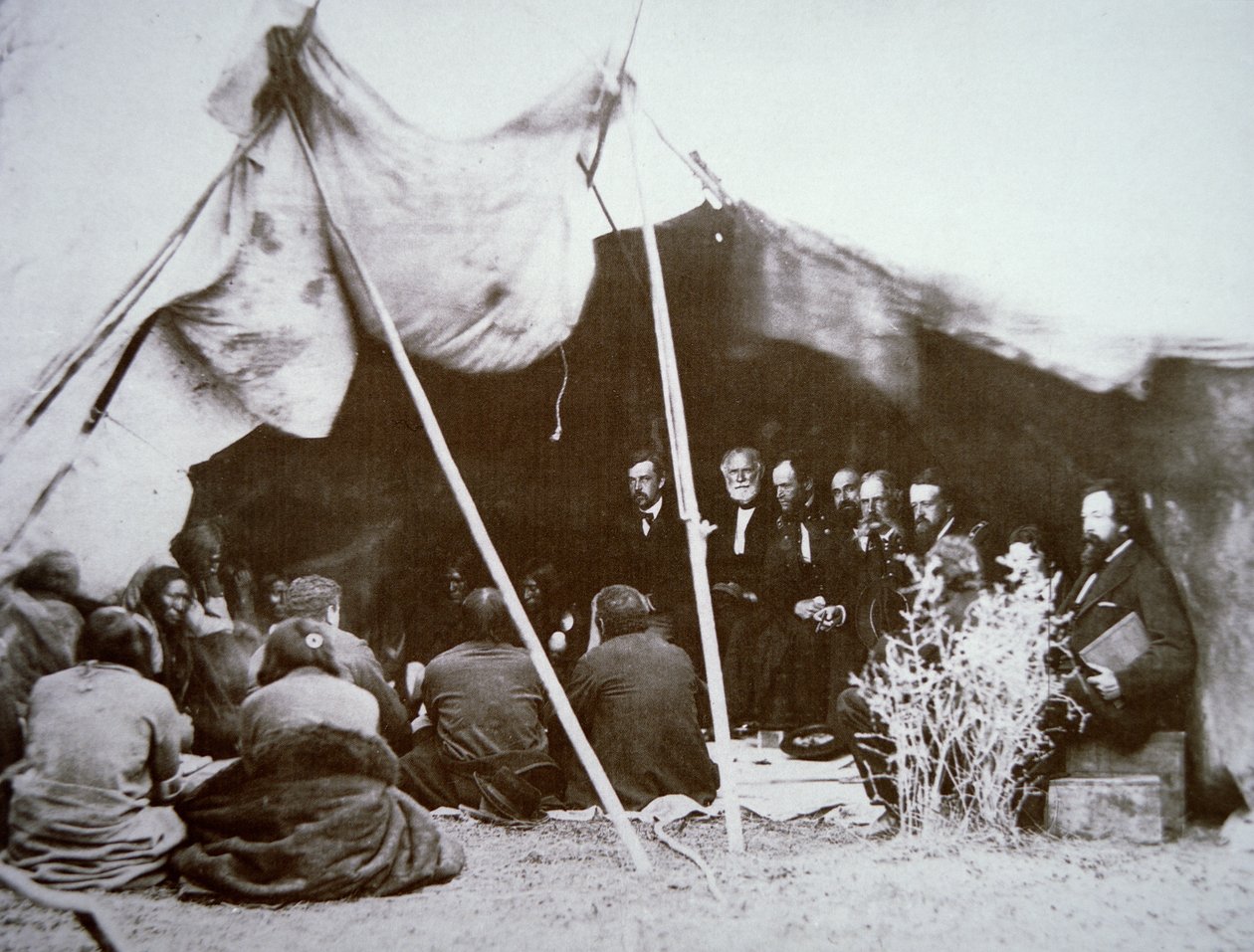 General William T. Sherman (1820-91) leitet den Vertrag von Fort Laramie mit Häuptling Red Cloud, April 1868 von Alexander Gardner
