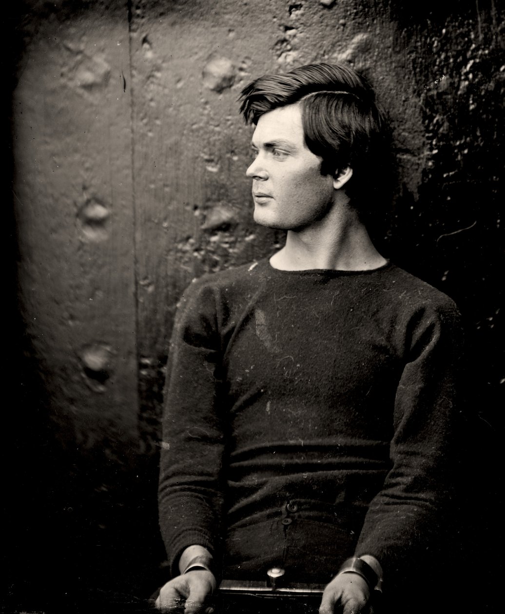Lewis Powell in Handfesseln an Bord der USS Saugus, 1865 von Alexander Gardner