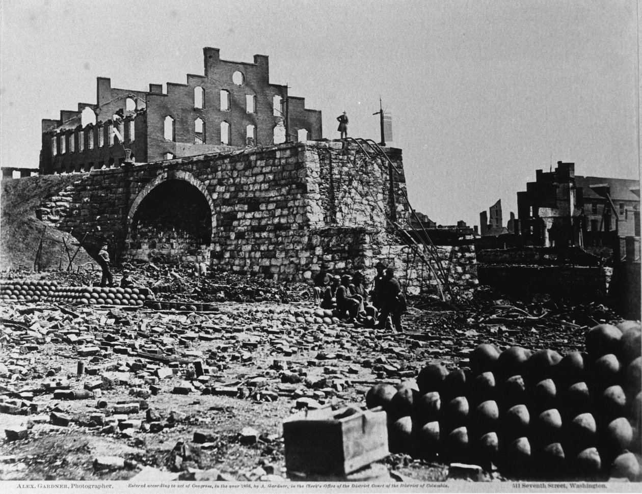 Ruinen eines Arsenals, Richmond, Virginia, April 1863 (Albuminabzug von Kollodiumnegativ) von Alexander Gardner