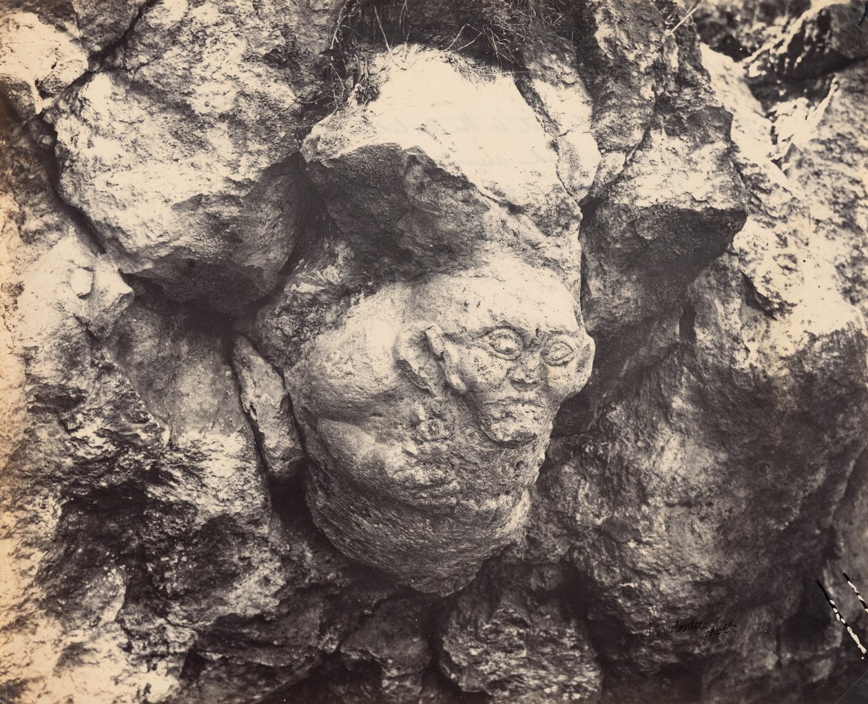 Gigantischer Kopf im Felsen nahe Smyrna am Eingang einer Höhle von Alexander Sandor Svoboda