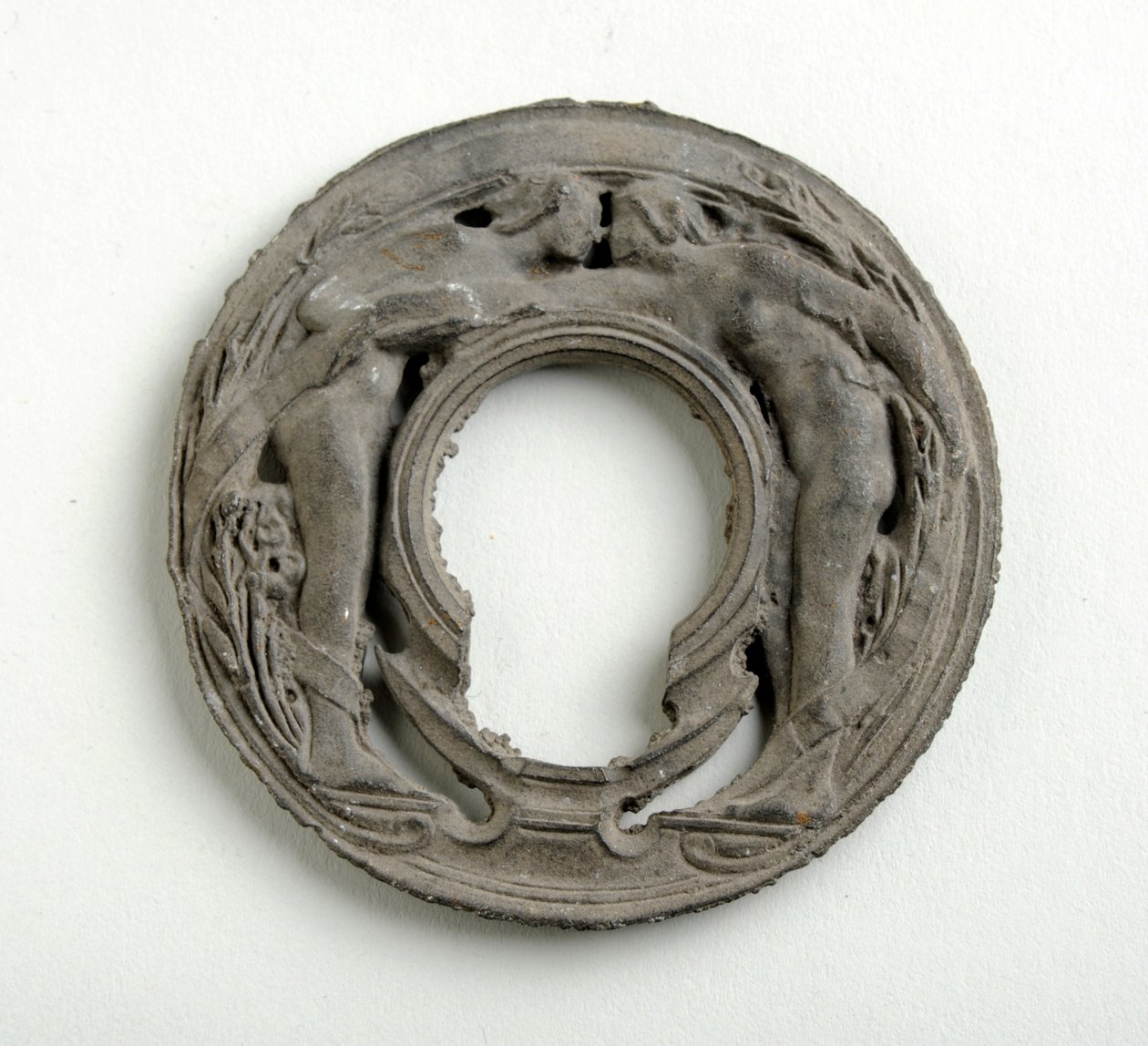 Maquette für ein Anhänger mit einem Arabesken-Wappenschild (bronzierter Gips) von Alfred Gilbert