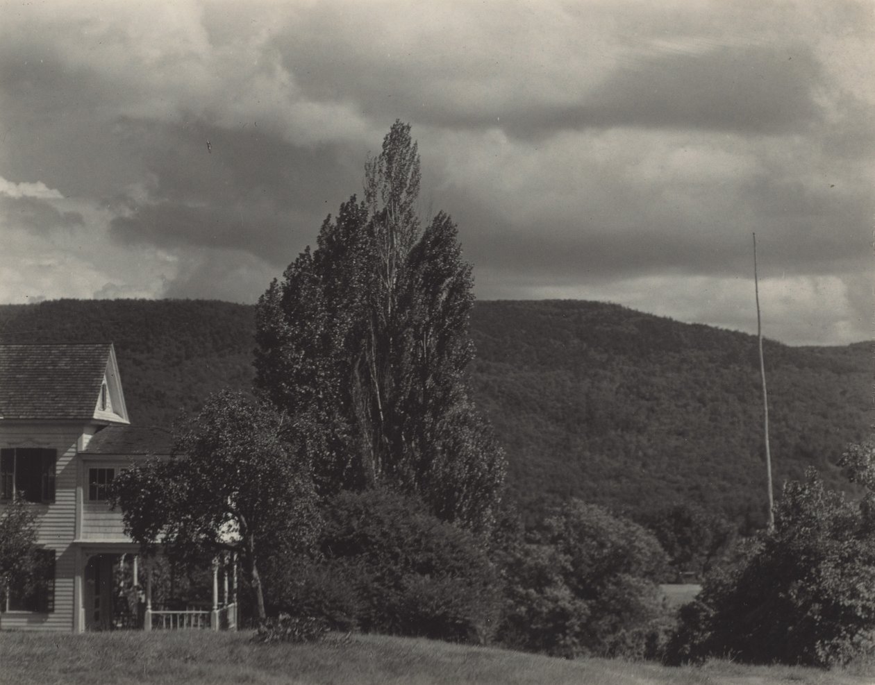 Haus und Bäume, Lake George von Alfred Stieglitz