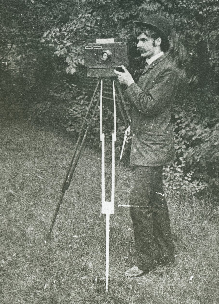Selbstporträt mit Kamera, Stativ und Pistole, 1886 von Alfred Stieglitz