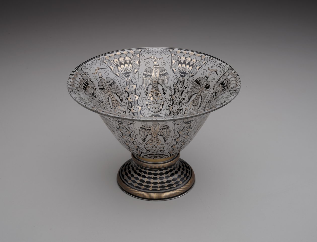 Schale, ca. 1914-15 (emailliertes, vergoldetes und bronzefarbenes Glas) von Alfred Walter