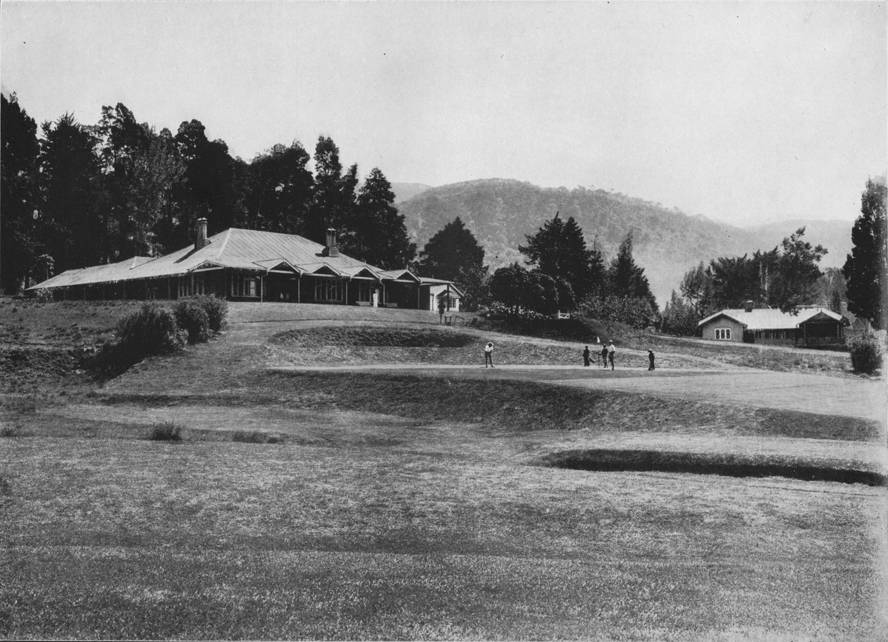 18. Loch und Clubhaus, Golfplatz, Nuwara Eliya, Höhe 6.200 Fuß, ca. 1890, 1910 von Alfred William Amandus Plate