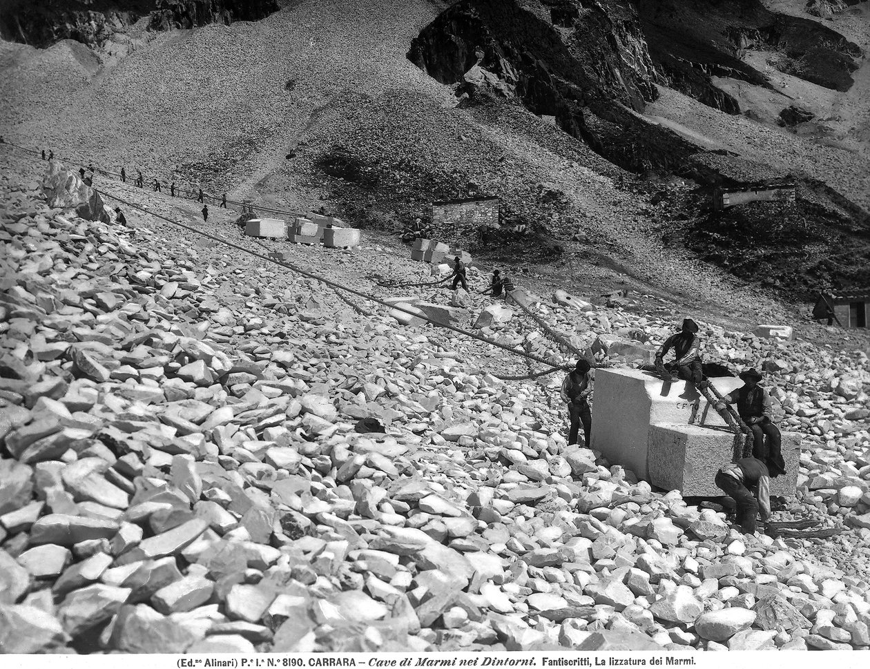 Eine Phase der Marmorverarbeitung in den Steinbrüchen bei Carrara von Fratelli Alinari