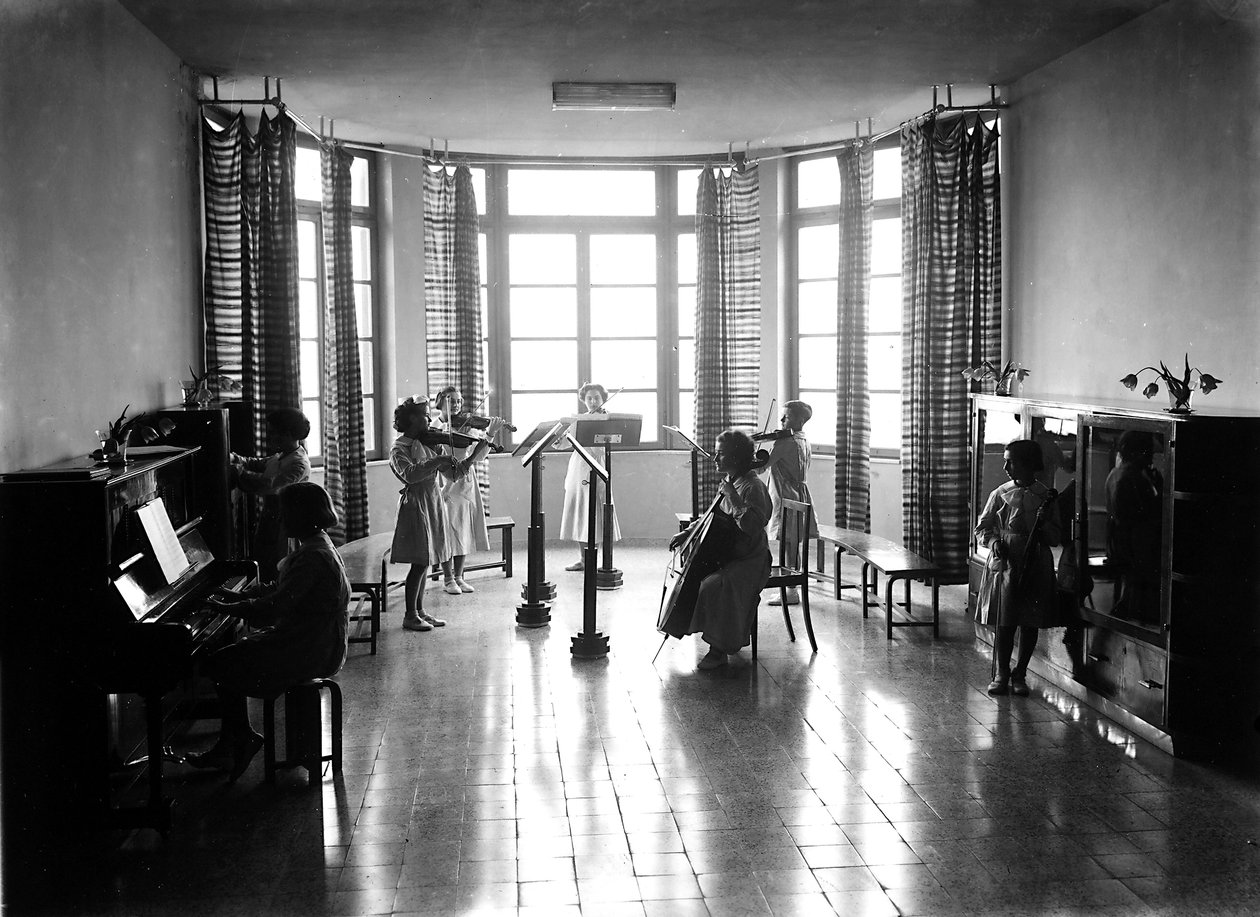 Villa Rosa Maltoni Mussolini: Schülerinnen während einer Musikstunde von Fratelli Alinari