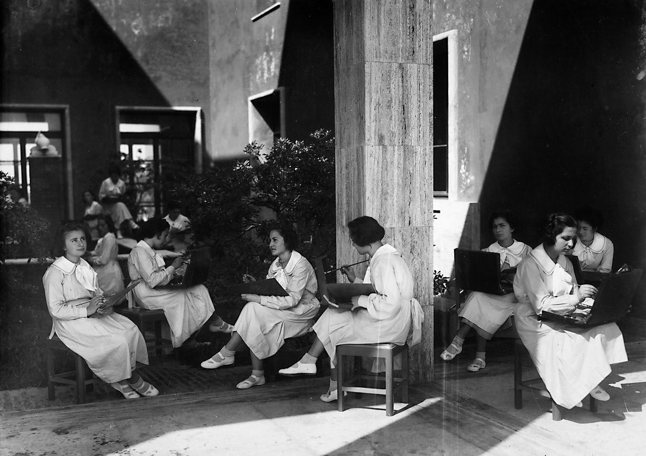 Villa Rosa Maltoni Mussolini: Schülerinnen während einer Malstunde von Fratelli Alinari