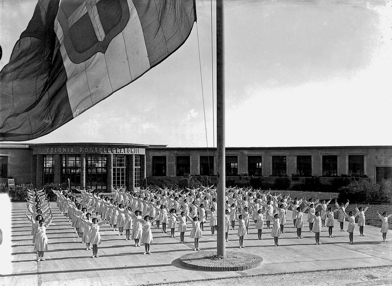 Villa Rosa Maltoni Mussolini: Schülerinnen beim Turnen von Fratelli Alinari