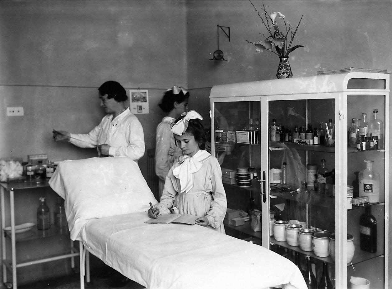 Villa Rosa Maltoni Mussolini: Schülerinnen im Krankenzimmer von Fratelli Alinari