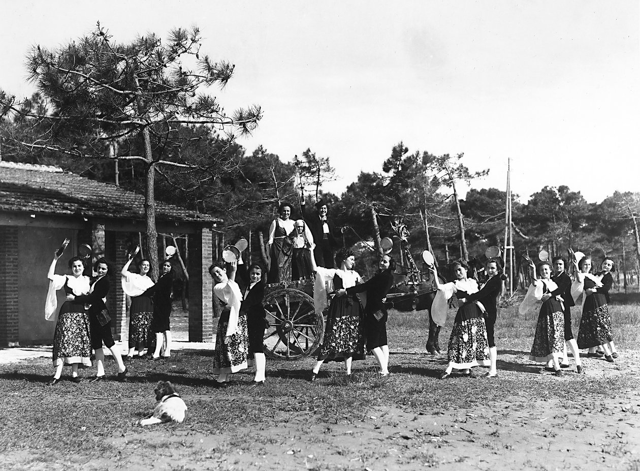 Villa Rosa Maltoni Mussolini: Gruppe von Jugendlichen in traditionellen sizilianischen Kostümen (s/w Foto) von Fratelli Alinari