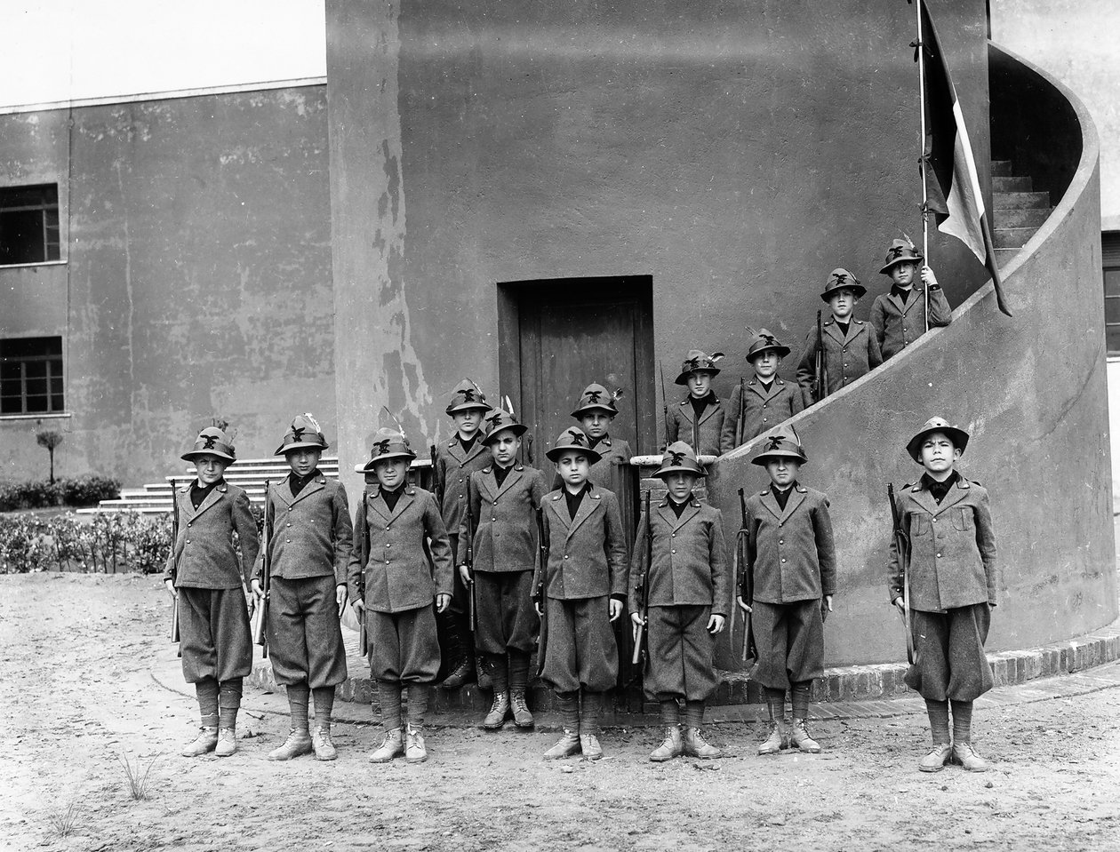 Villa Rosa Maltoni Mussolini: Porträt von Kindern in friulanischen Militäruniformen von Fratelli Alinari