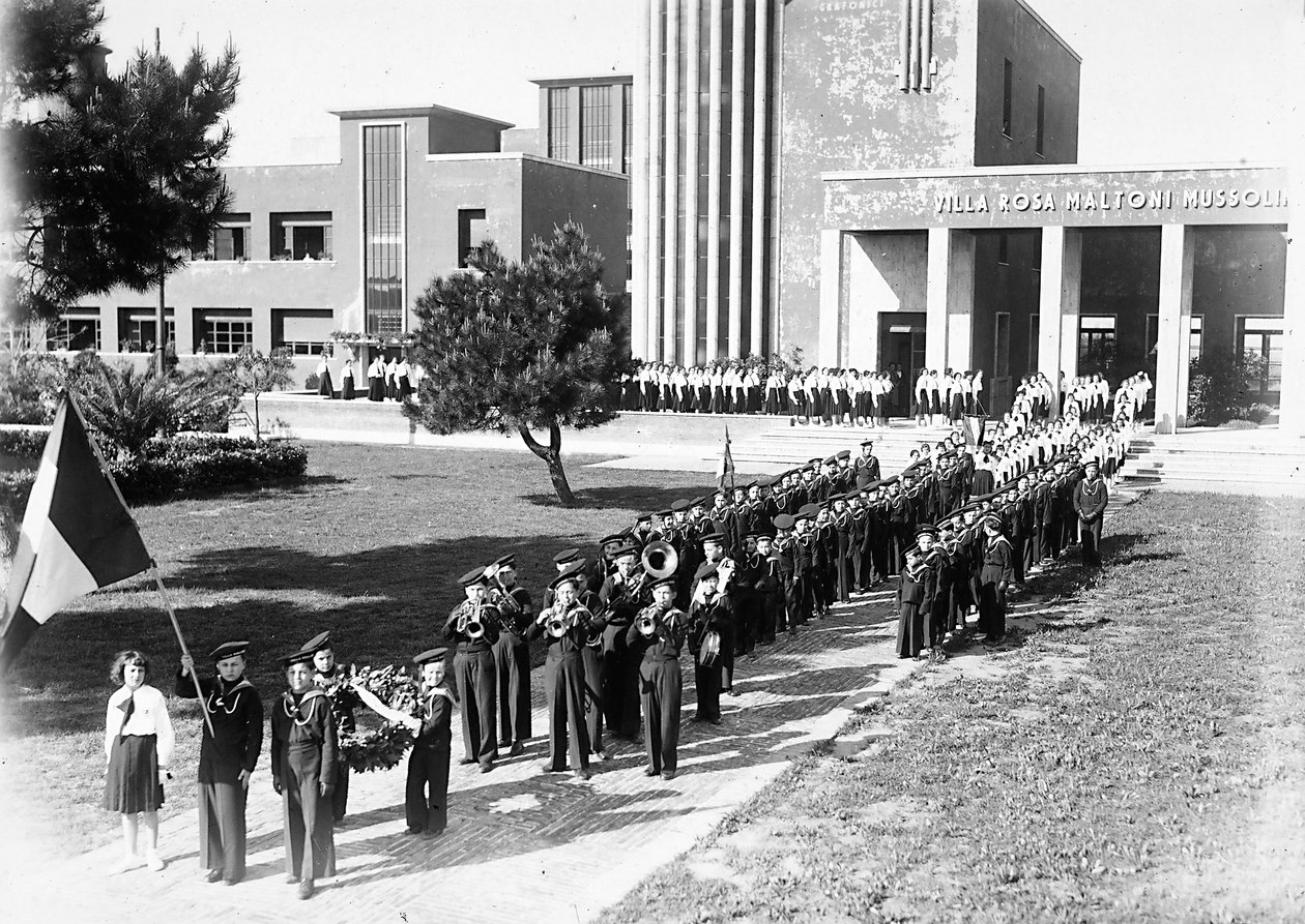 Villa Rosa Maltoni Mussolini: Schülerband und Parade von Fratelli Alinari