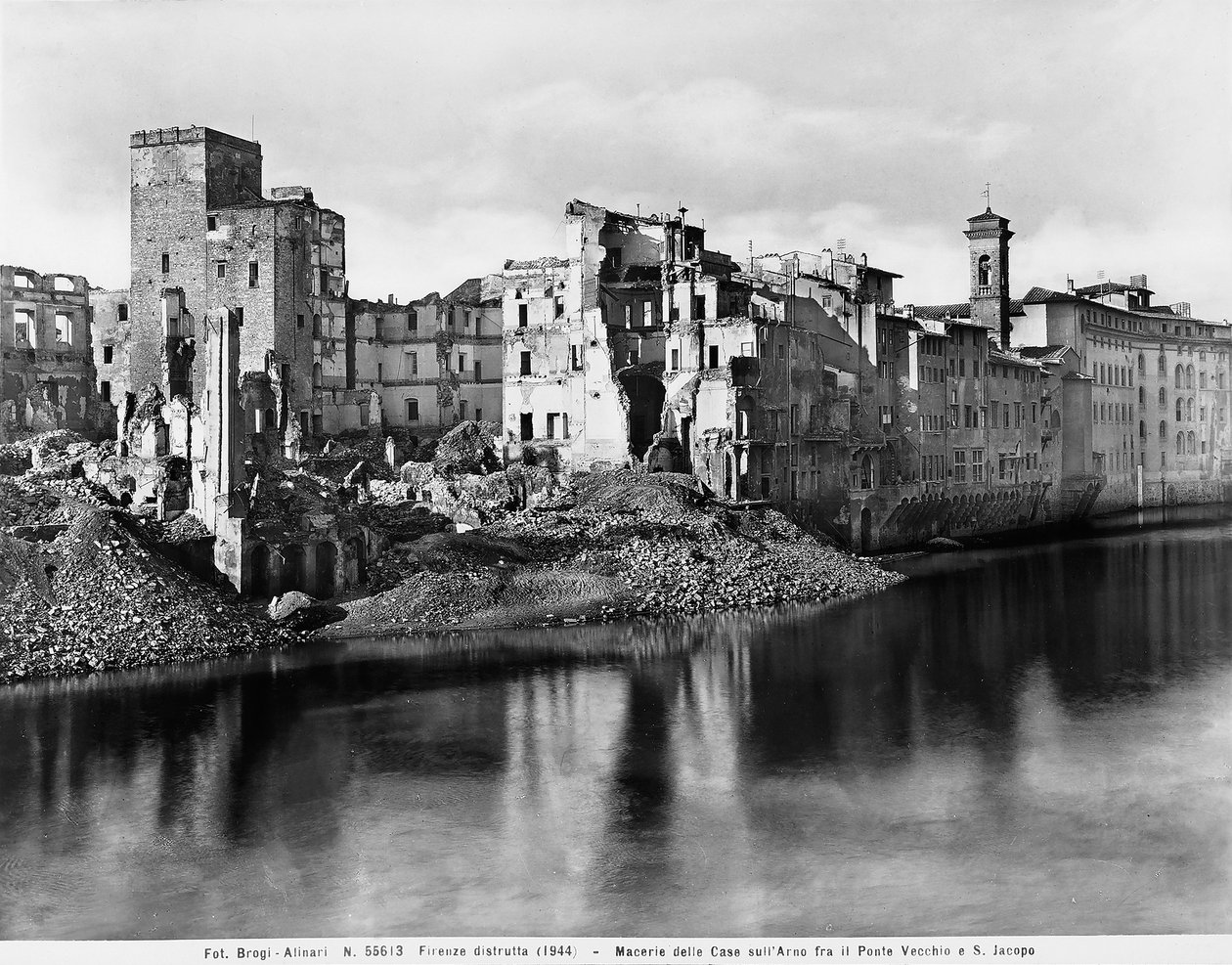 Zweiter Weltkrieg: Häuser entlang des Arno zwischen Ponte Vecchio und San Jacopo in Florenz nach dem Bombenangriff von Fratelli Alinari