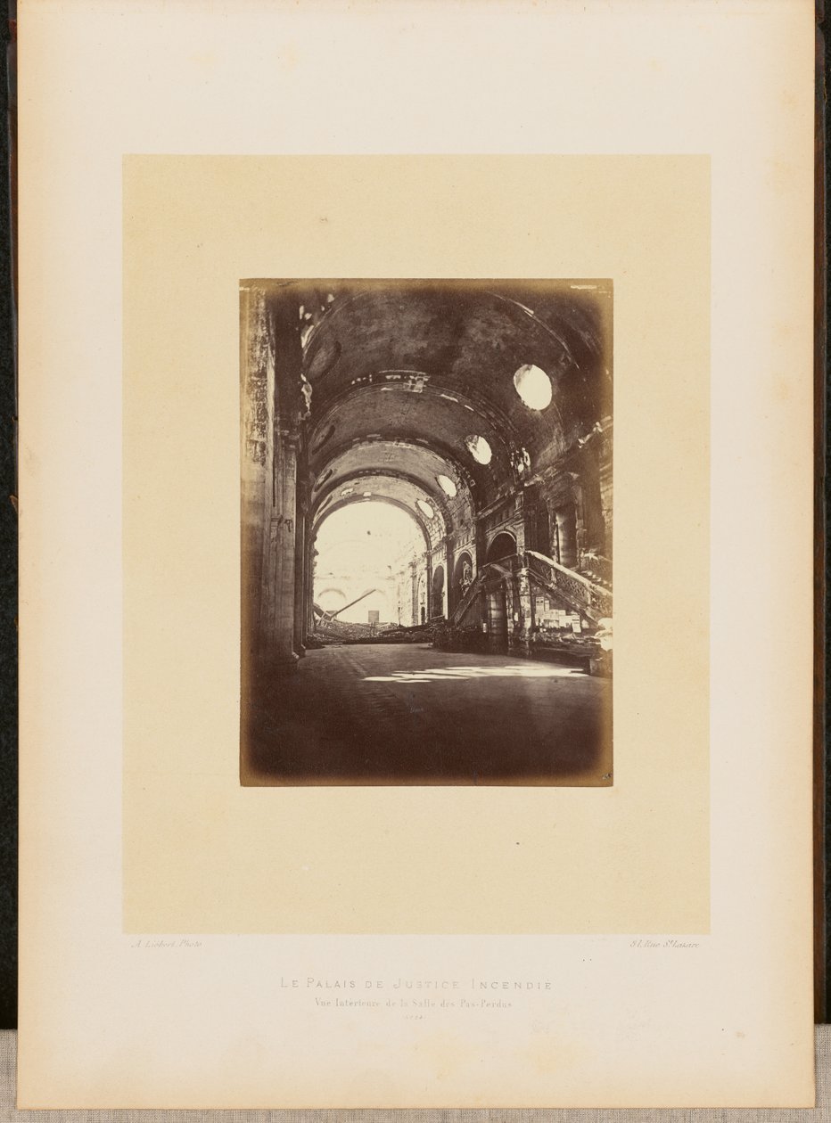 Der niedergebrannte Justizpalast. Innenansicht des Salle des Pas-Perdus. von Alphonse J. Liébert