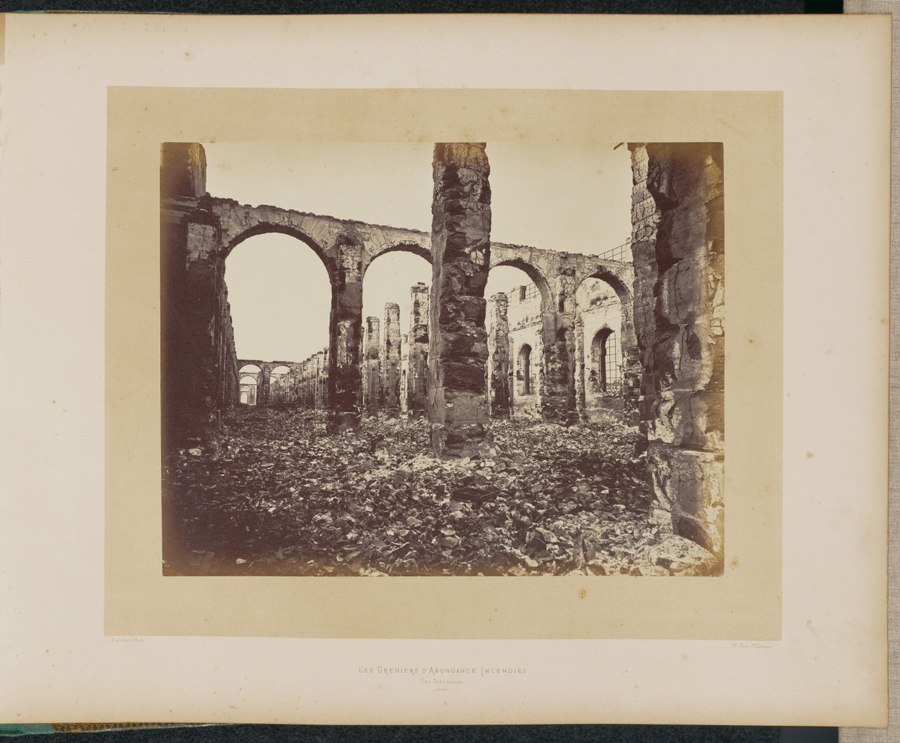 Die abgebrannten Getreidespeicher. Innenansicht. von Alphonse J. Liébert