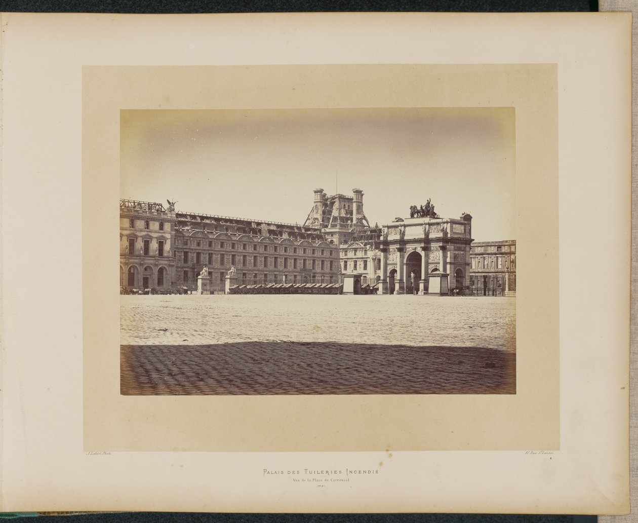 Palais des Tuileries in Brand. Blick vom Place du Carrousel. von Alphonse J. Liébert